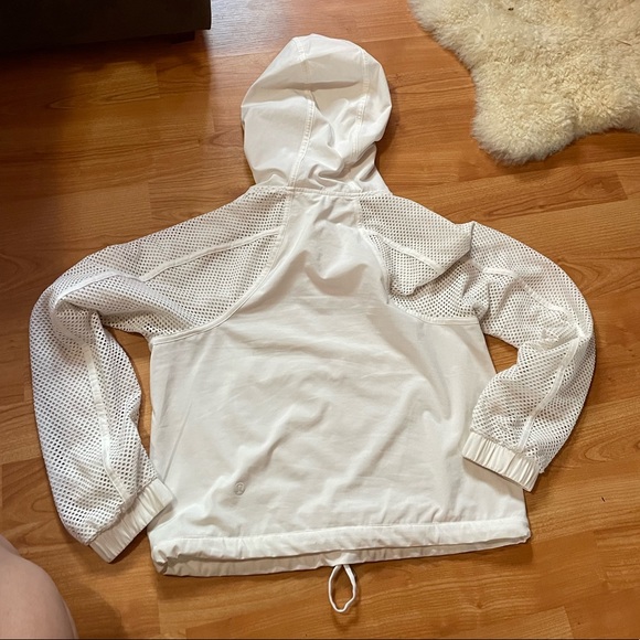 Size 2 White Lululemon Catch a Breeze Cropped Pullover Running Hoodie - Picture 4 of 10